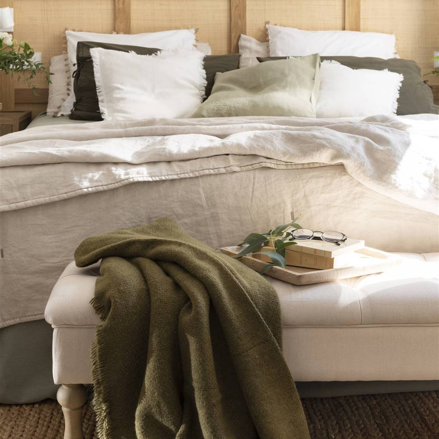 dormitorio con edredón y manta verde en el pie de cama 00531777 O