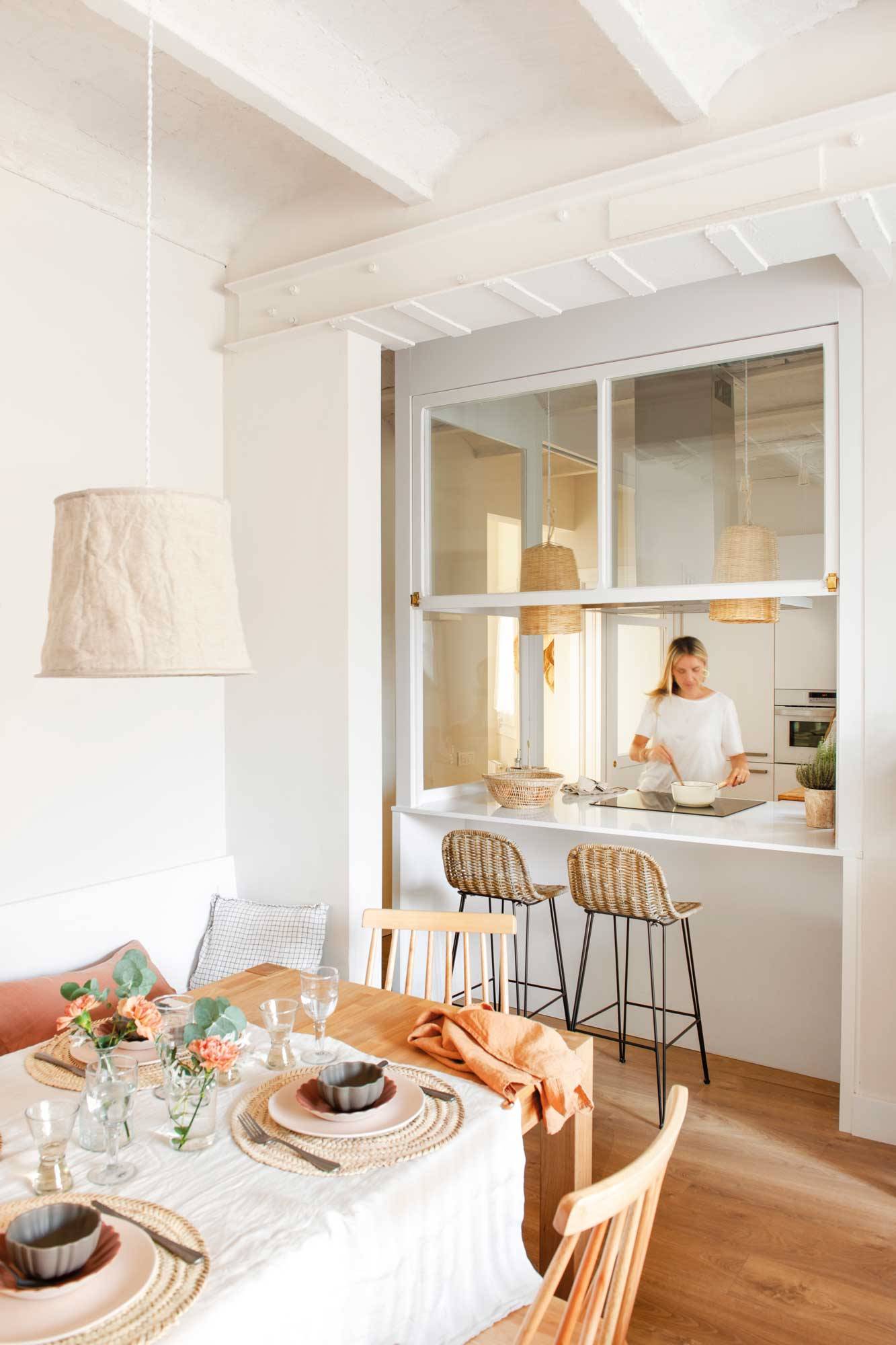 Cocina pequeña blanca con un pasaplatos