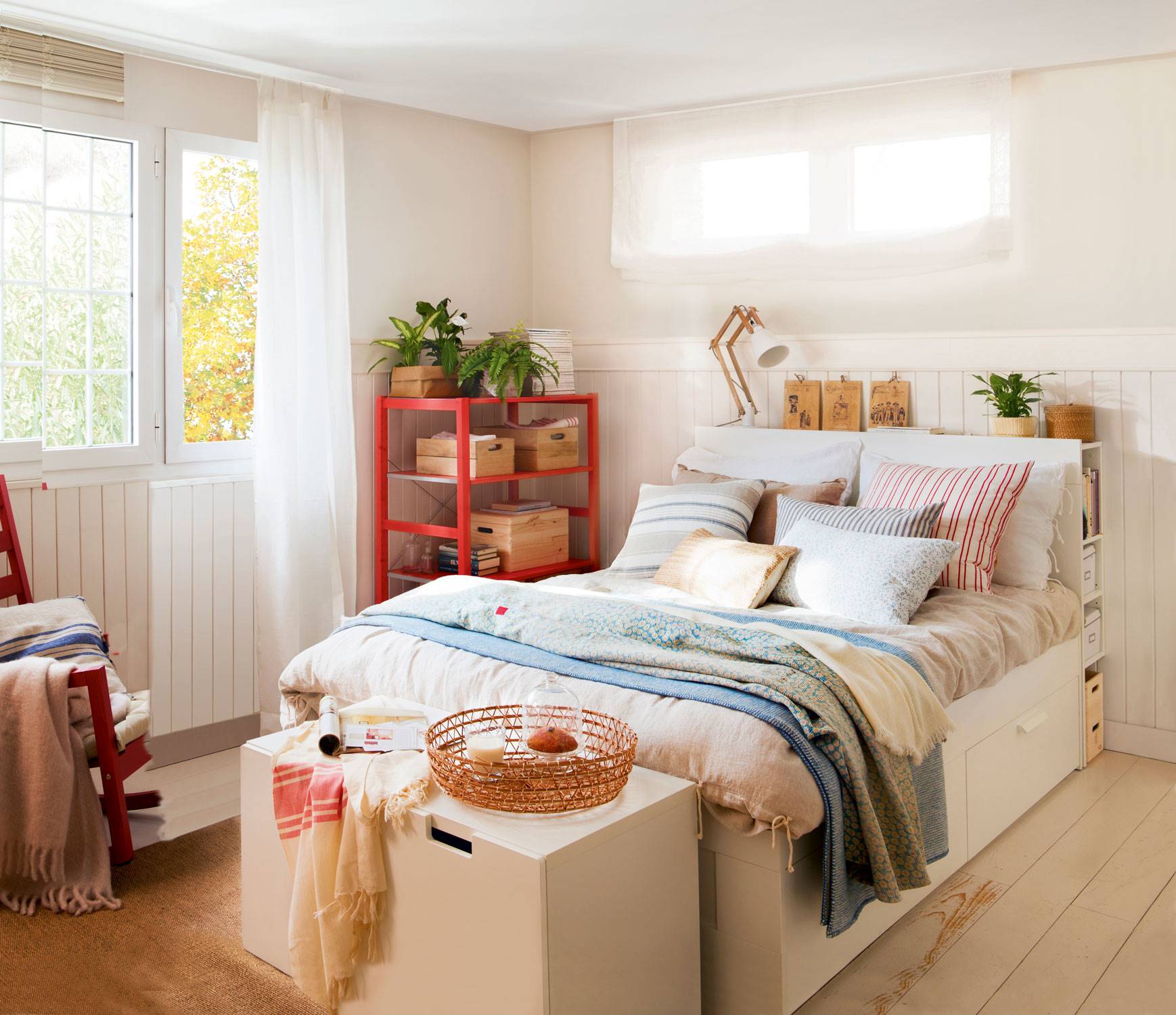 Dormitorio con cabecero con almacenaje de IKEA y cajones. 