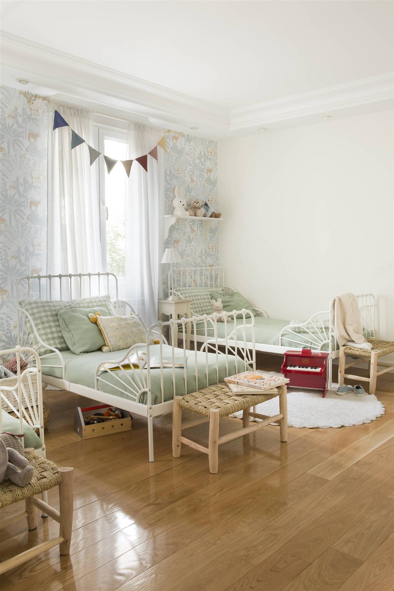 Dormitorio infantil con camas extensibles de IKEA. 