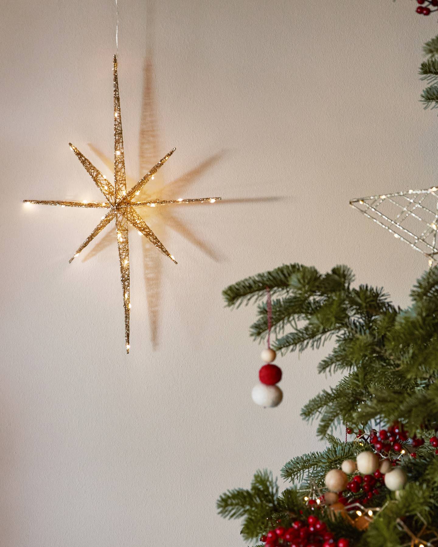 Estrella y adornos en el árbol de la colección de Navidad 2022-2023 de Kave Home.