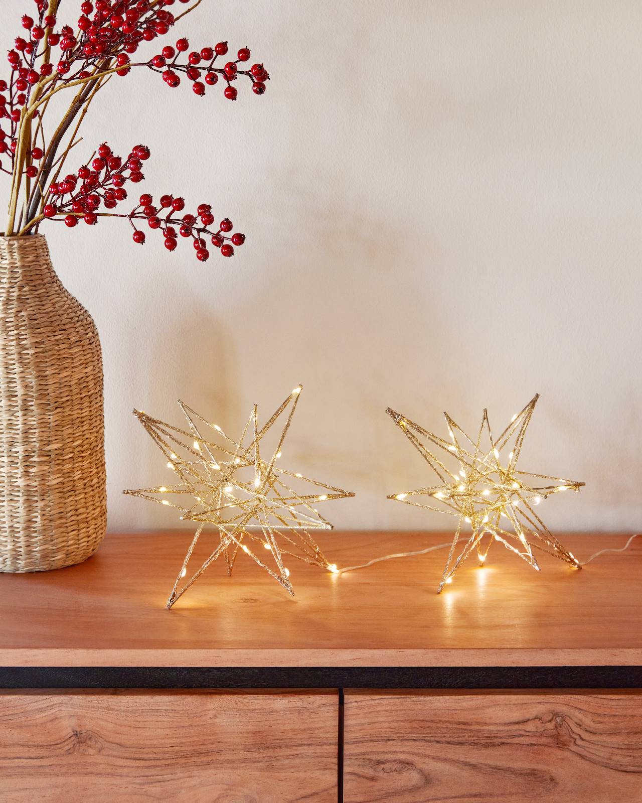 Estrellas con luces de la colección de Navidad 2022-2023 de Kave Home.