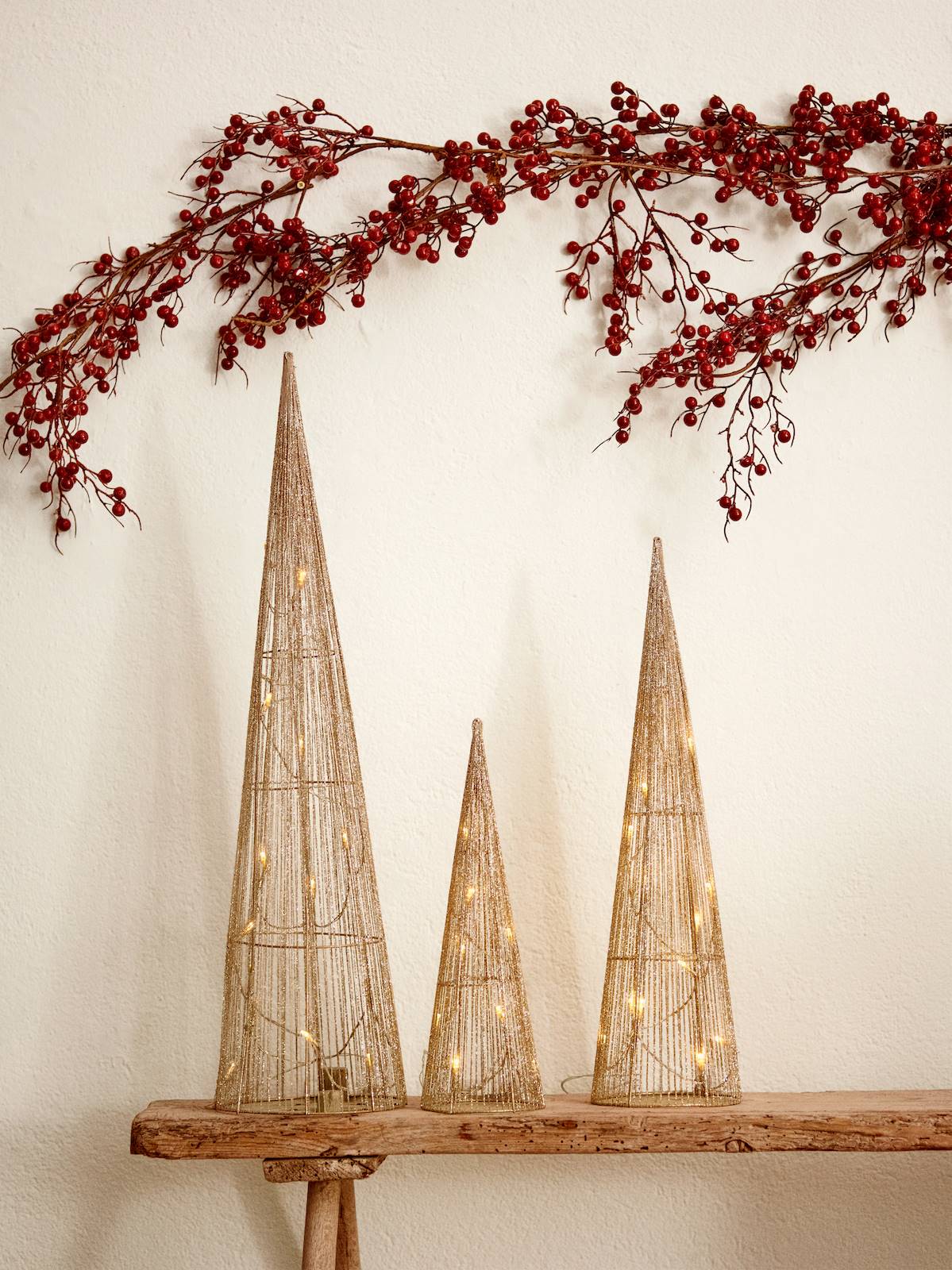 Tres árboles de Navidad con luz de la colección de Navidad 2022-2023 de Kave Home.