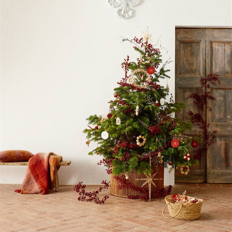 Un árbol de Navidad decorado con la colección de Navidad 2022-2023 de Kave Home