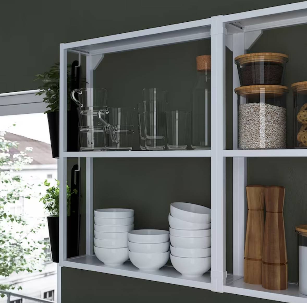 Armario de pared abierto para cocinas con baldas de IKEA.