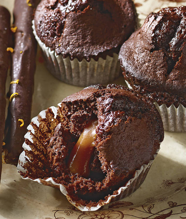Muffins de chocolate rellenos de caramelo.