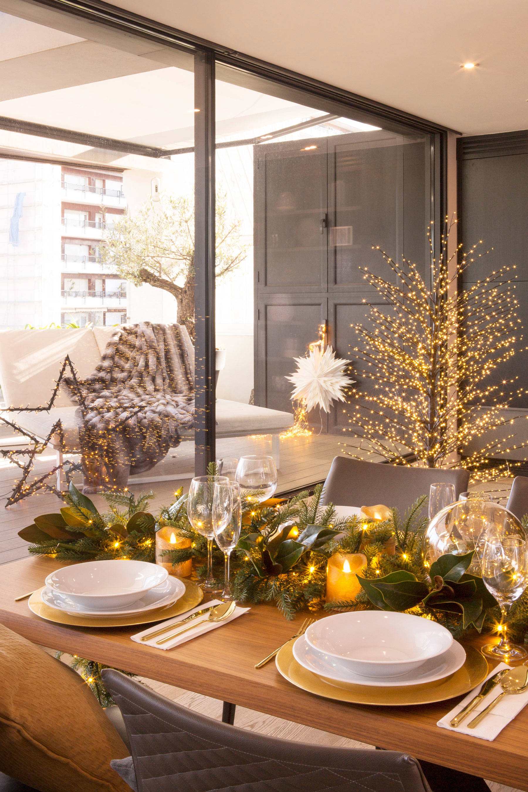 Mesa decorada de Navidad por Tinda's Project con centro de mesa verde y con velas