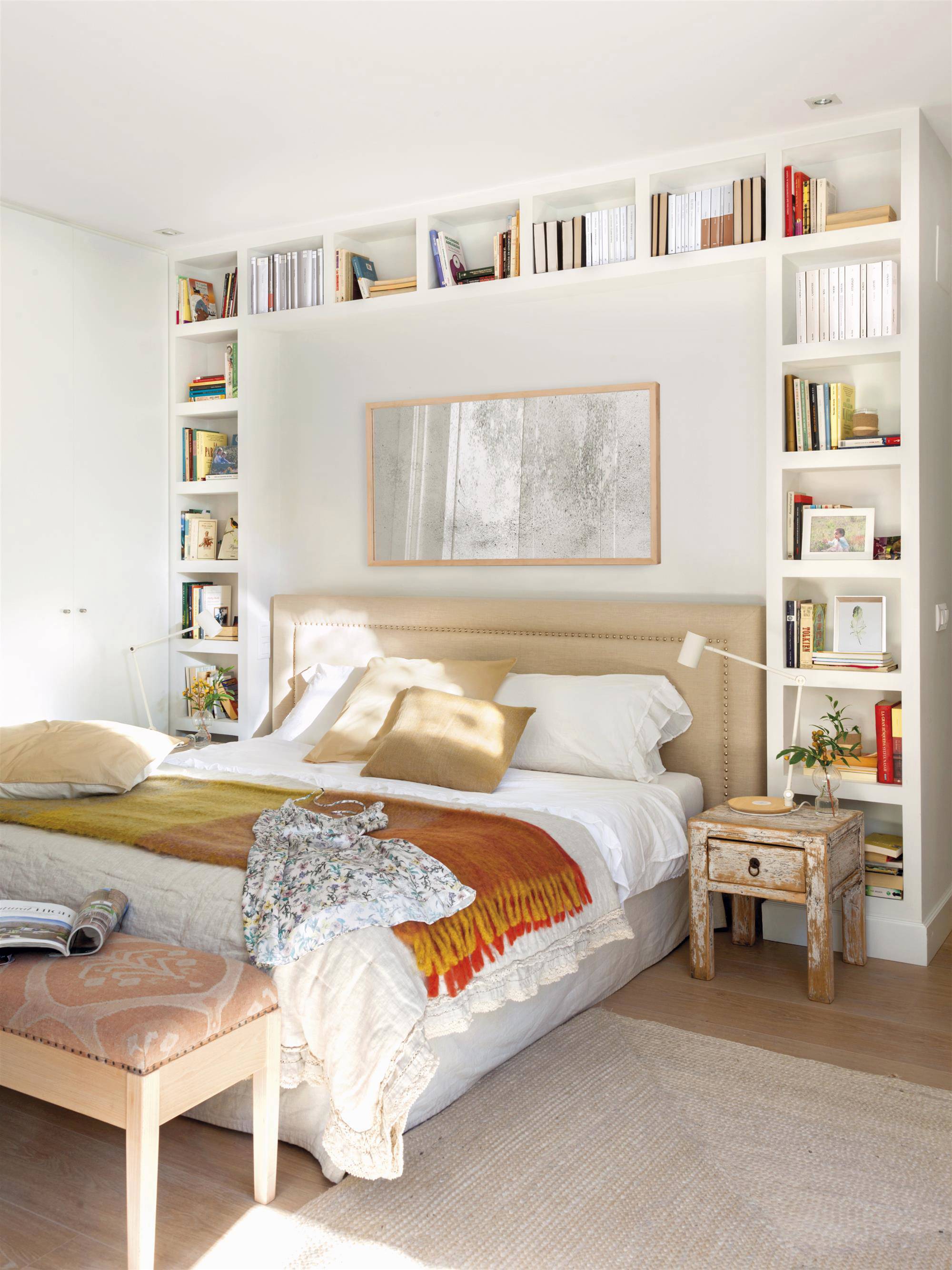 Dormitorio con librería de obra en la pared del cabecero.