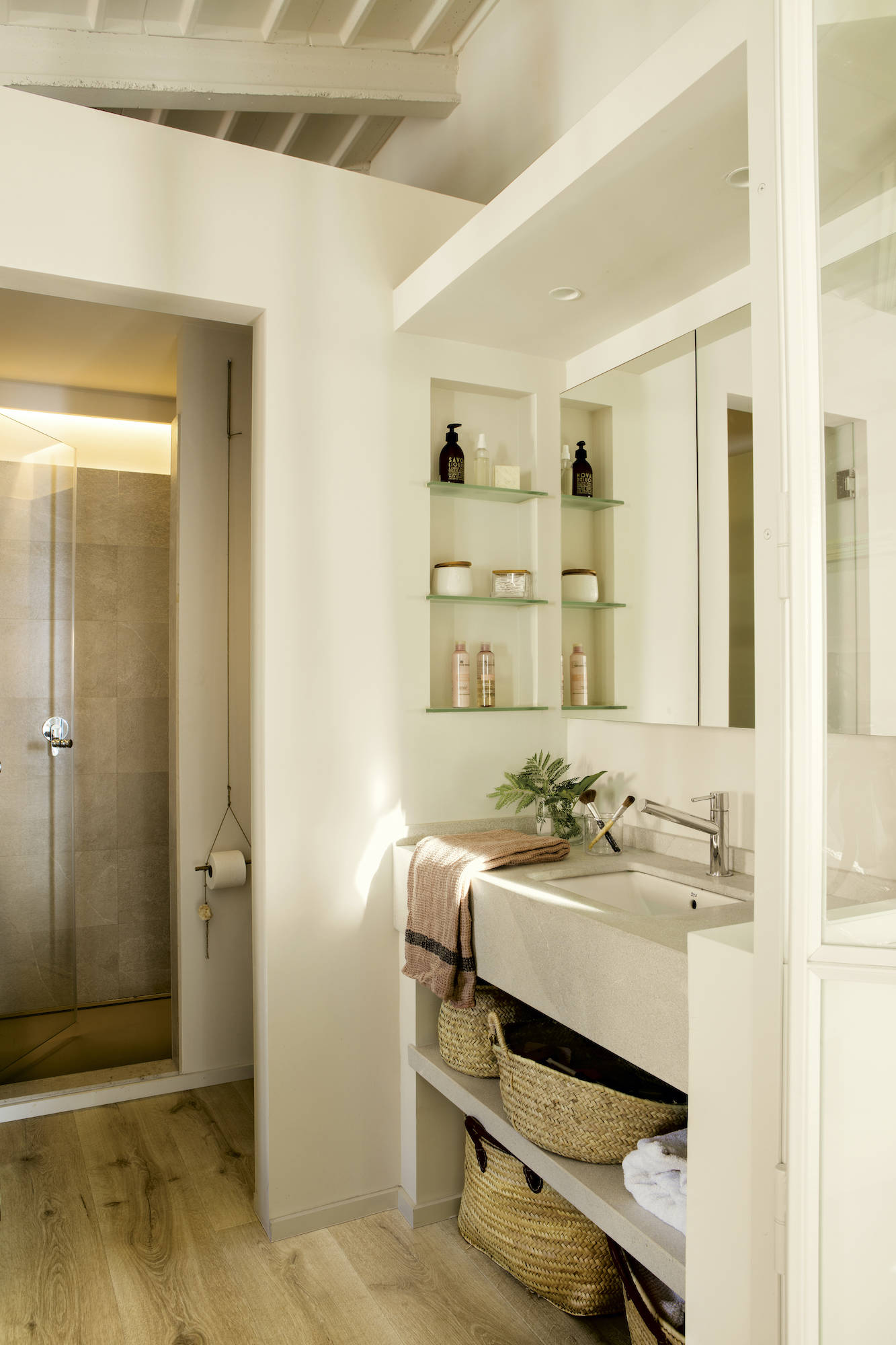 Baño don ducha separados por paredes y puerta de cristal. 