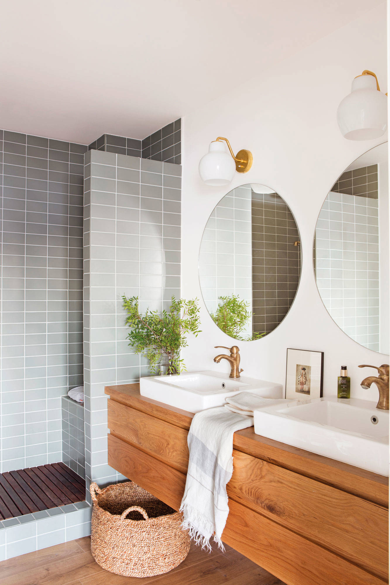 Baño con ducha separada por una pared revestida con azulejos.