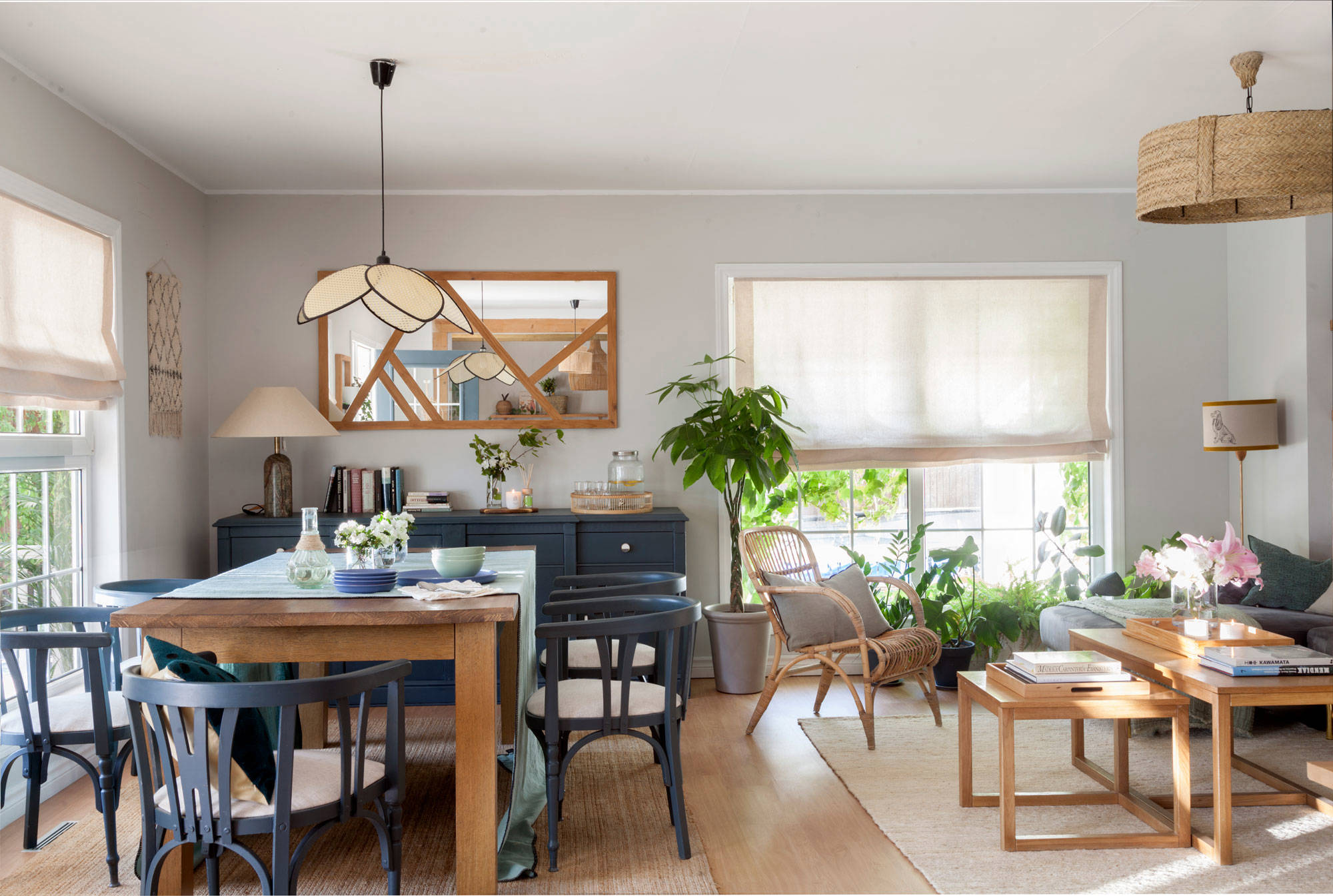 Salón comedor con mobiliario de madera natural o lacada en azul.