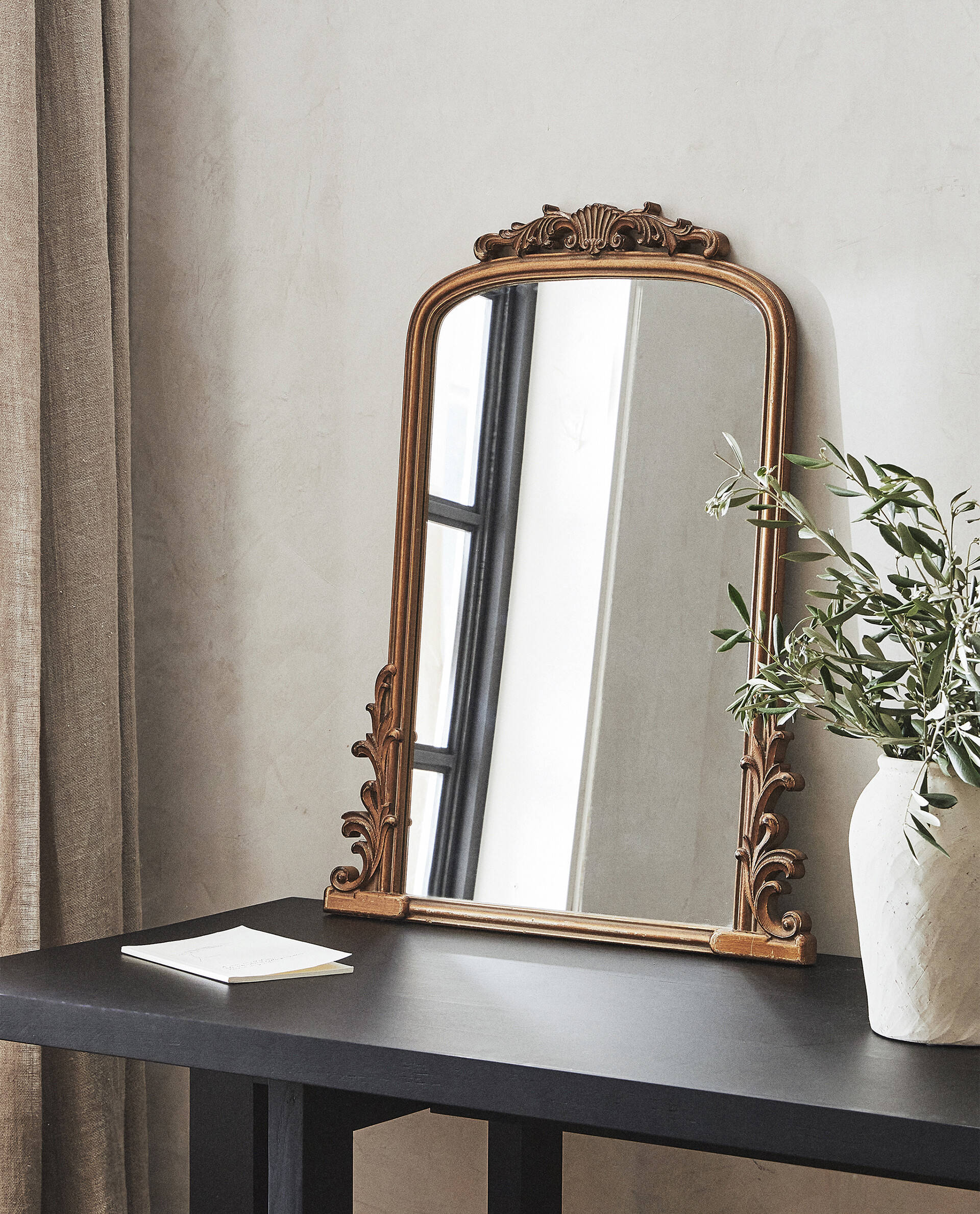 Espejo marco dorado de Zara Home.