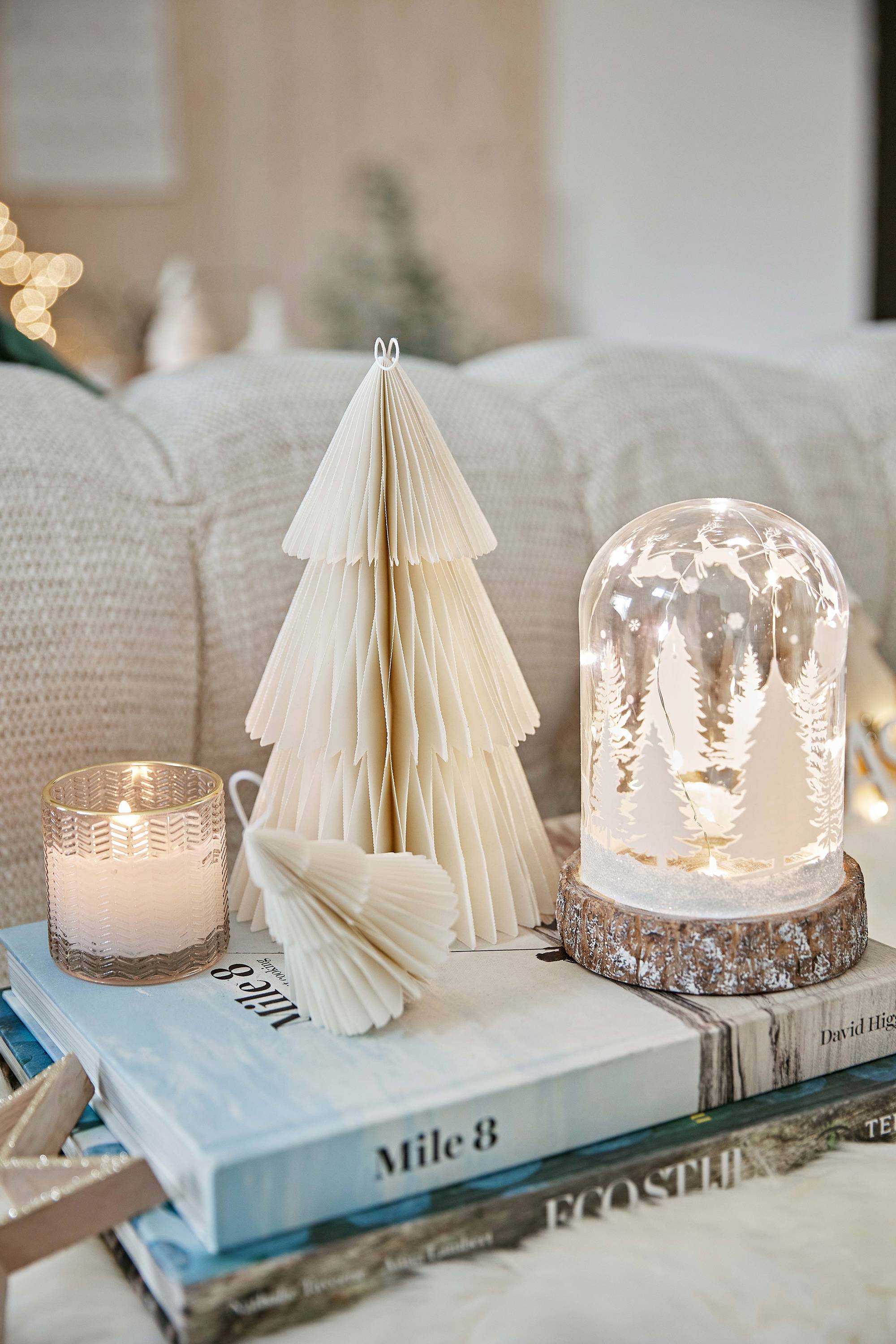 Árboles de Navidad de mesa en papel y campana cristal, de Maisons du Monde.