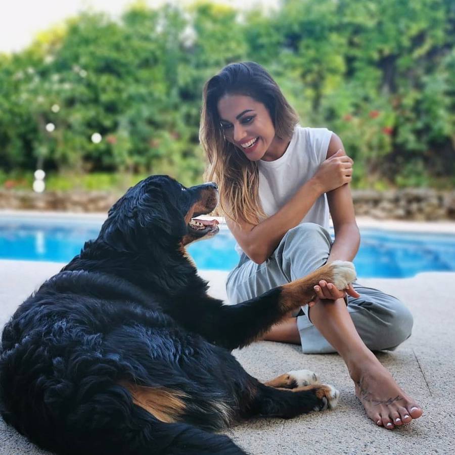 Lara Álvarez con su perro en la piscina.