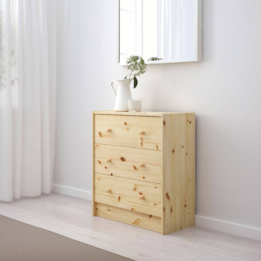 Cómoda de IKEA de madera de pino.