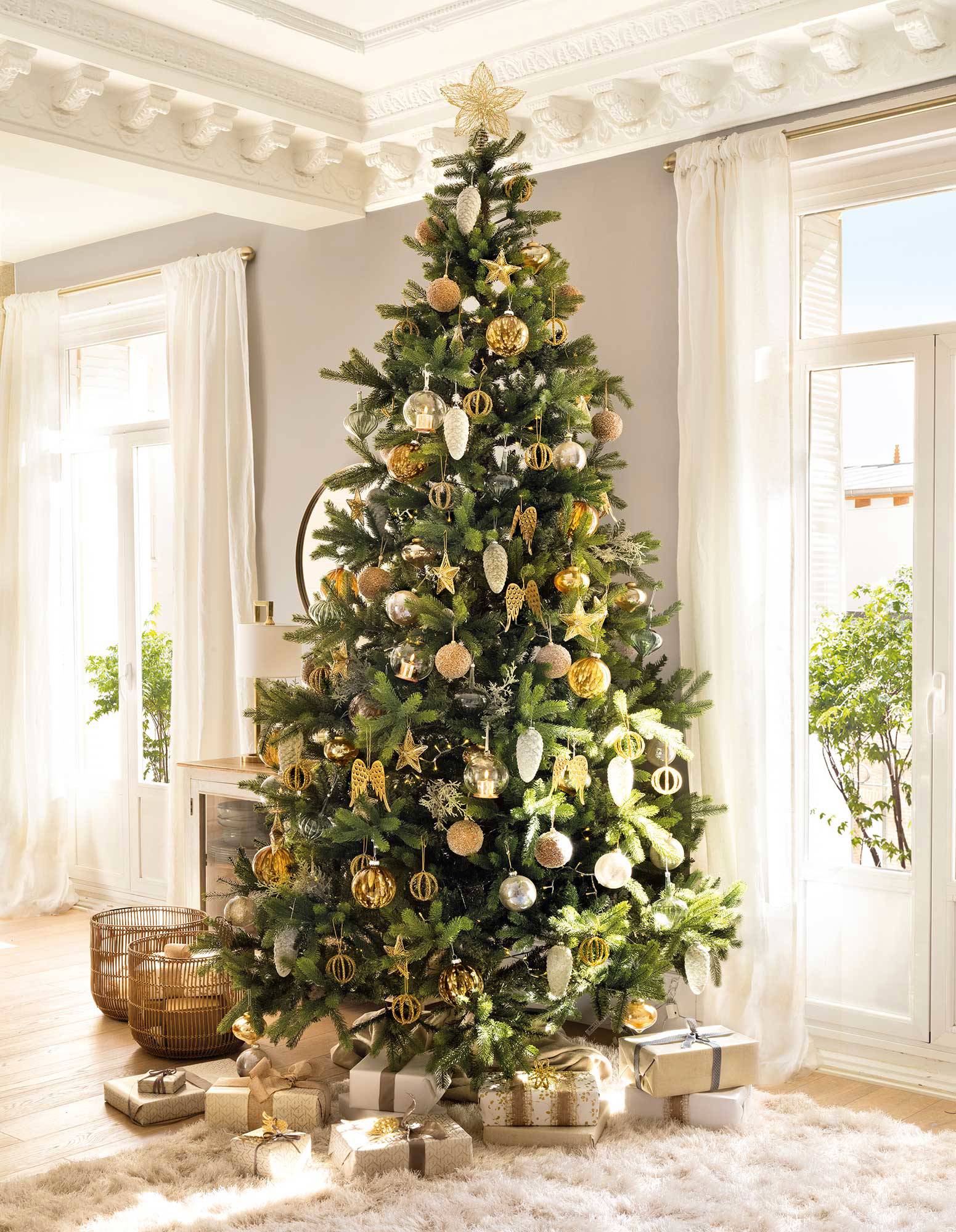 Árbol de Navidad con decoración dorada y blanca.