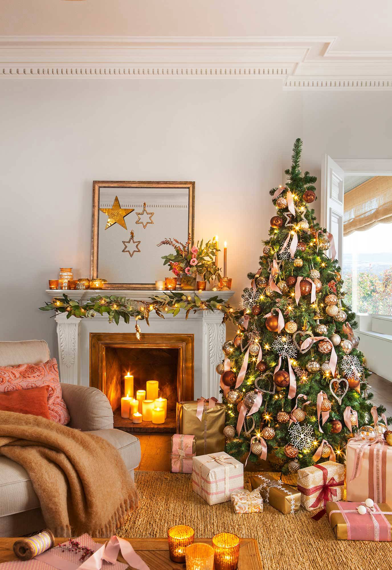 Salón de Navidad con árbol con detalles dorados y cobrizos.