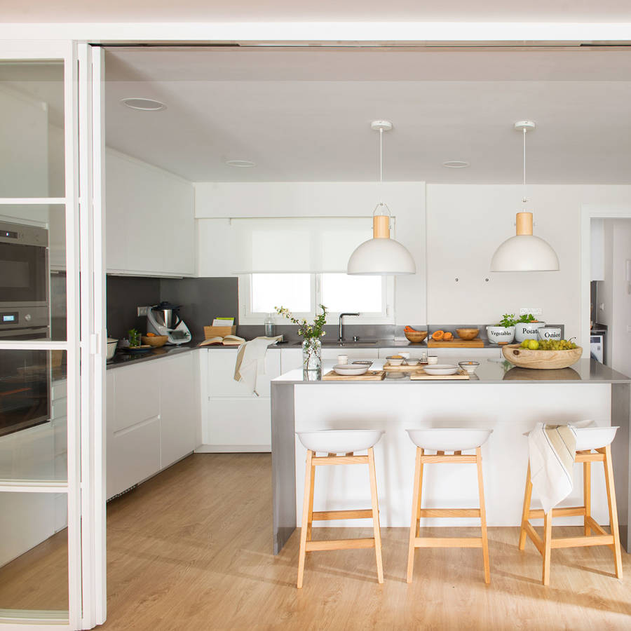 Esta cocina de Ikea en blanco y gris está llena de ideas pero no es la única.