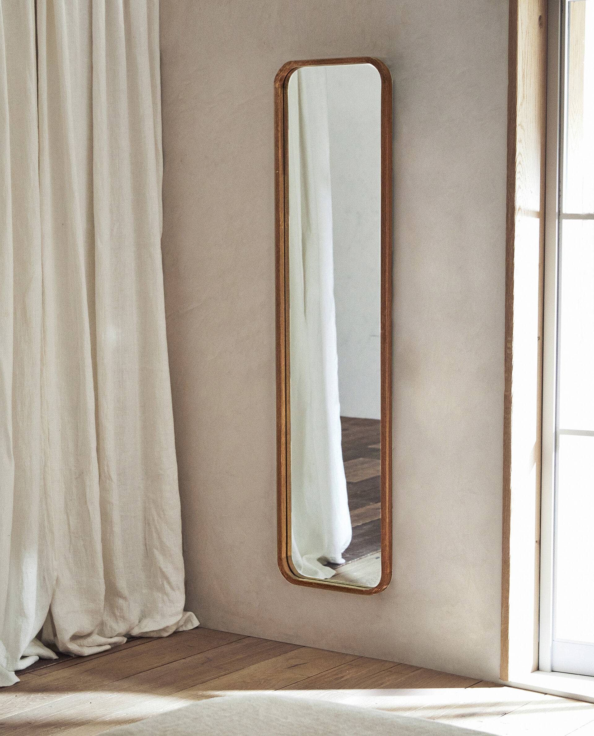 Espejo de pie de madera de Zara Home.