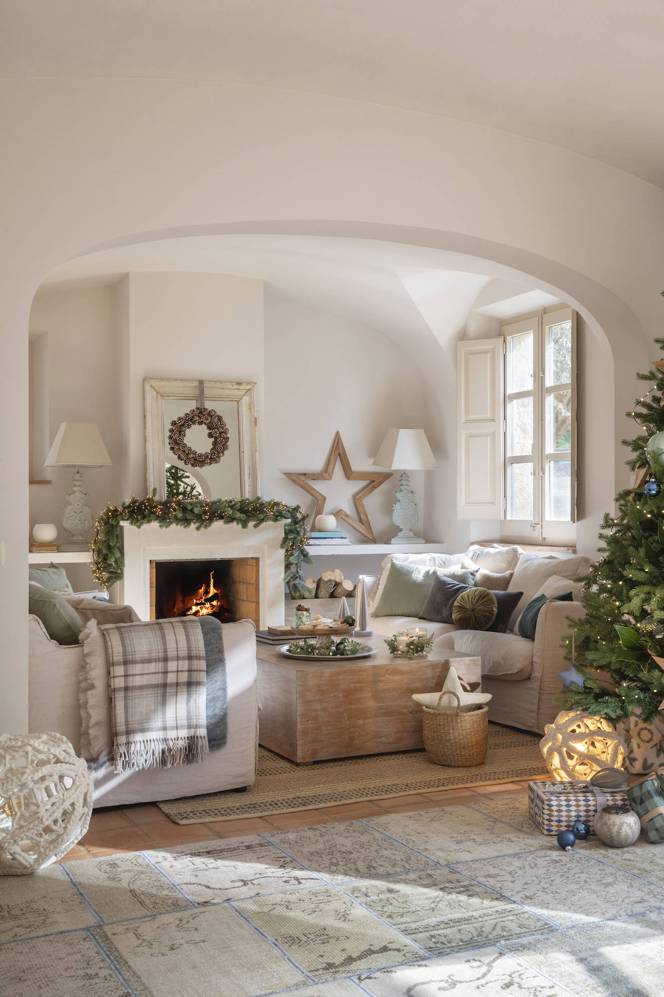 Salón con chimenea decorada de Navidad.