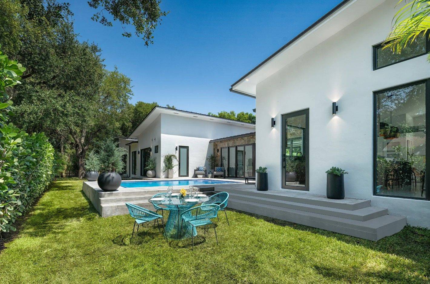 Fachada, piscina y terraza en casa de Sebastián Yatra.