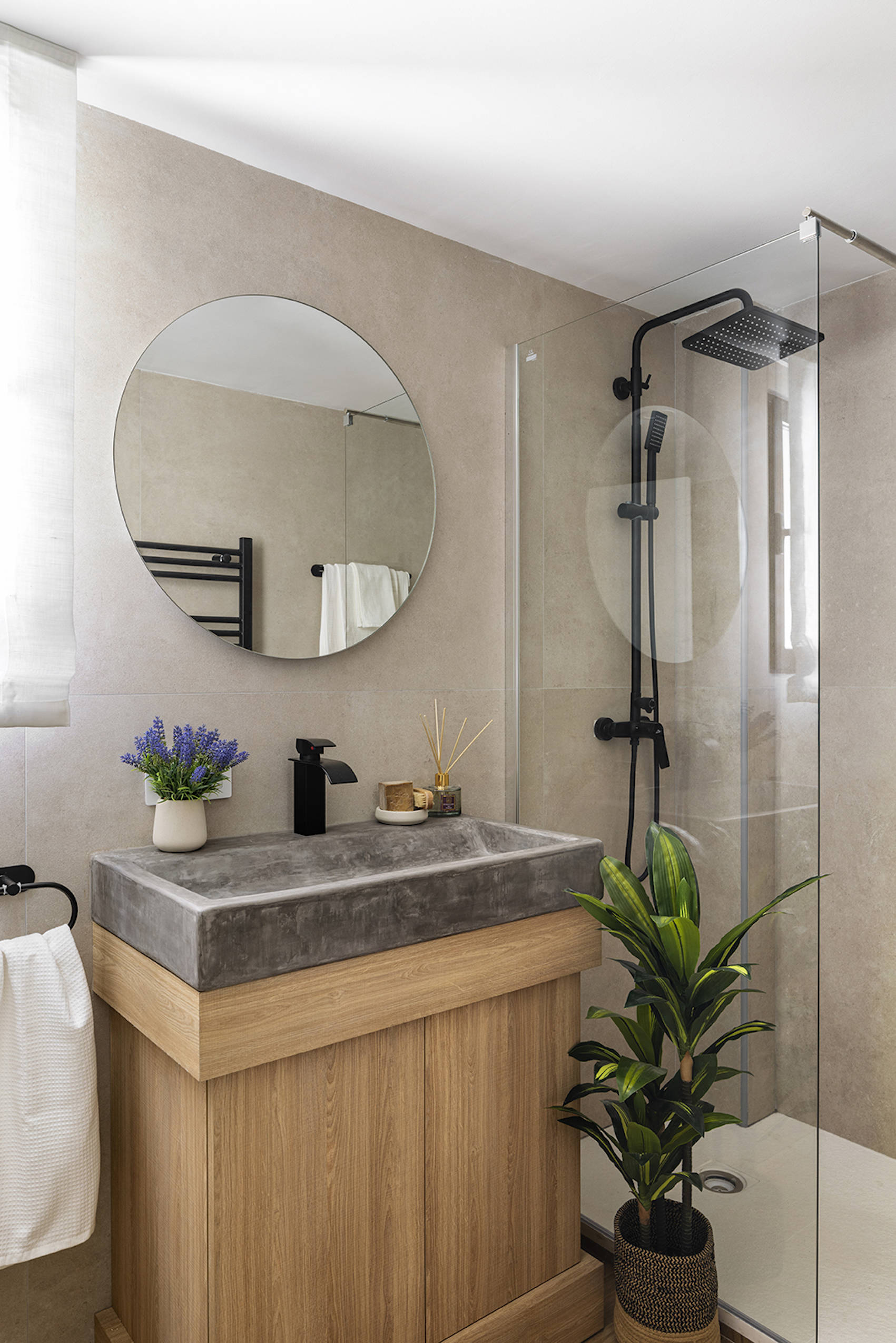 Baño con lavabo de microcemento, mueble de madera y espejo retroiluminado por Alberto Torres PortobelloStreet.es