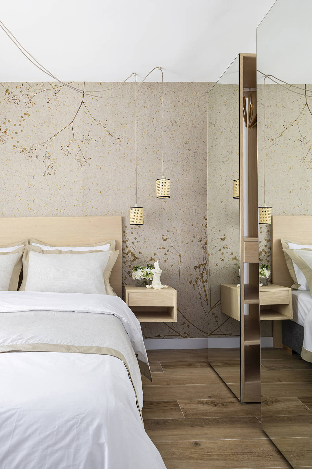Dormitorio en piso pequeño con armarios con espejo y papel pintado por Alberto Torres PortobelloStreet.es