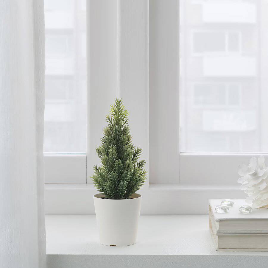 Árbol de Navidad pequeño con maceta blanca de IKEA.