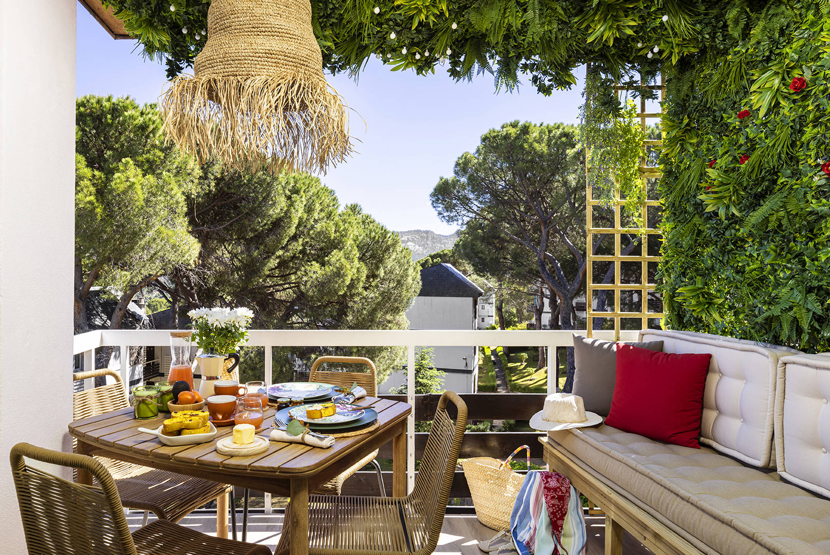 Piso pequeño con terraza con banco, mesa de comedor y jardín vertical por Alberto Torres PortobelloStreet