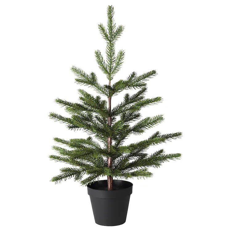 Un árbol de Navidad pequeño y con maceta negra de IKEA.