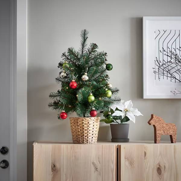 Árbol de Navidad pequeño y verde con luces LED de IKEA.