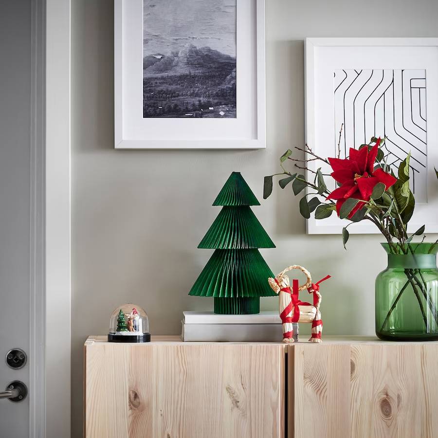 Adorno con forma de árbol de Navidad de papel de IKEA.