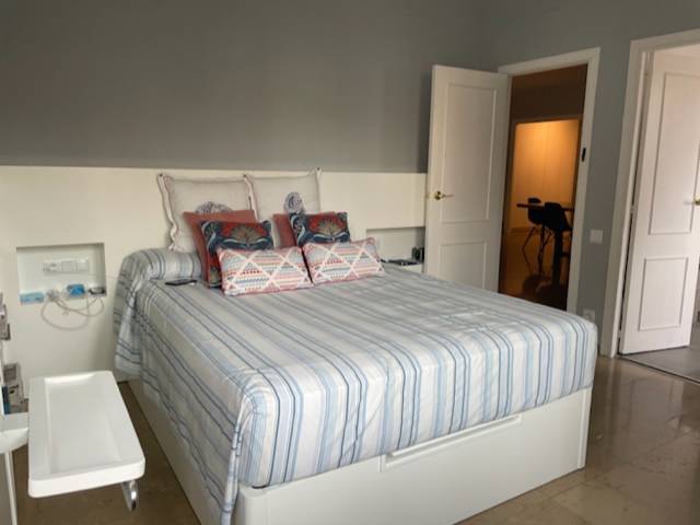 Dormitorio de proyecto de Sol van Dorssen antes con cama y cabecero