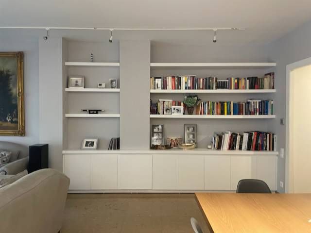 Salón con librería de proyecto de Sol van Dorssen antes.
