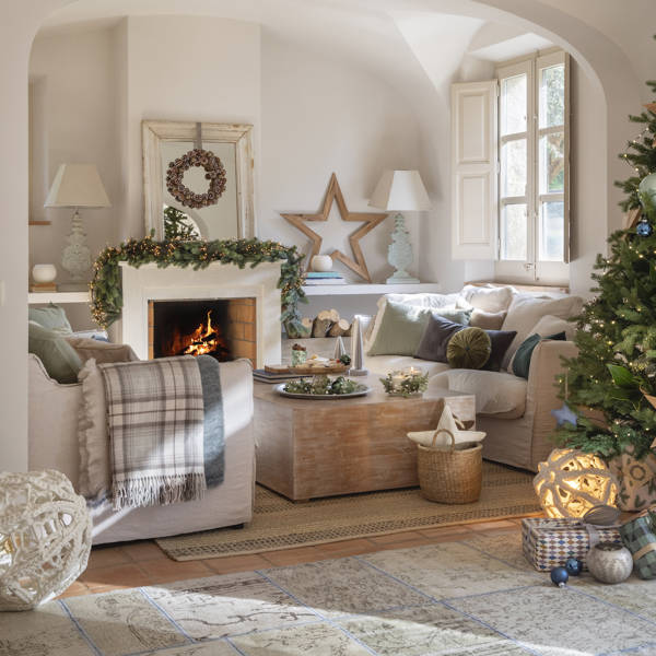 Salón con chimenea decorada de Navidad