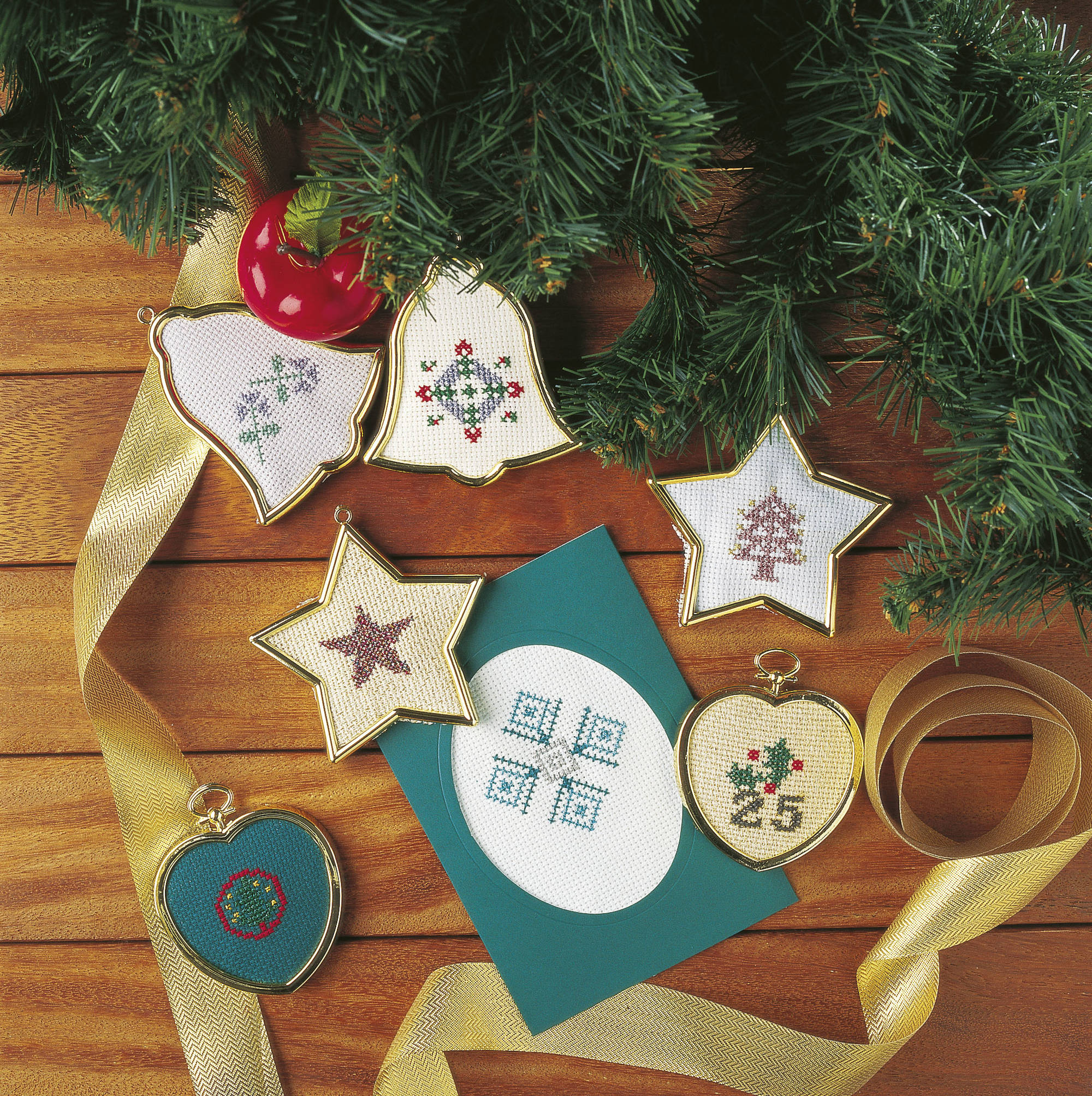 Tarjeta navideña con adorno bordado con punto de cruz.