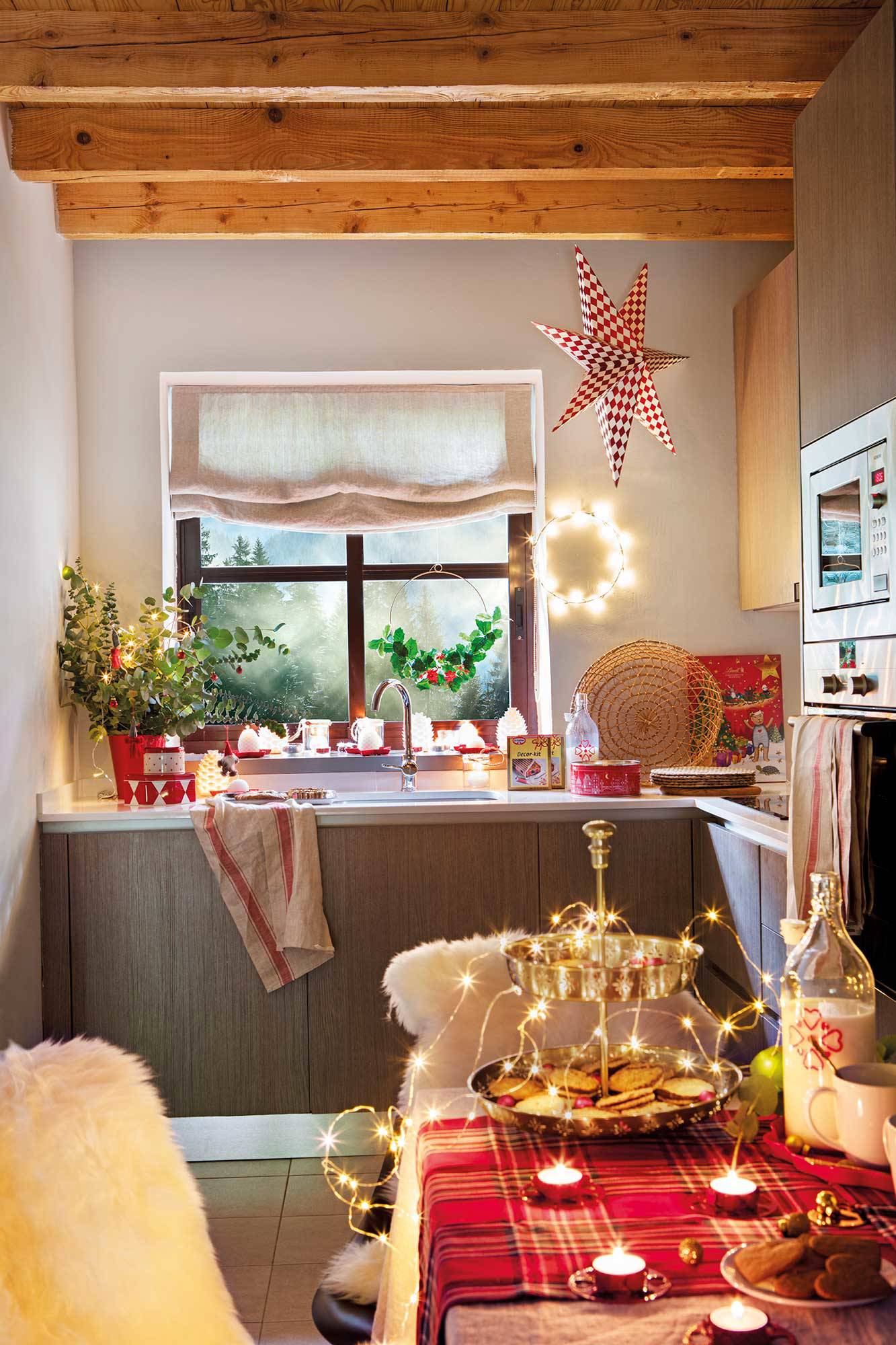 Cocina decorada en rojo y dorado por Navidad.