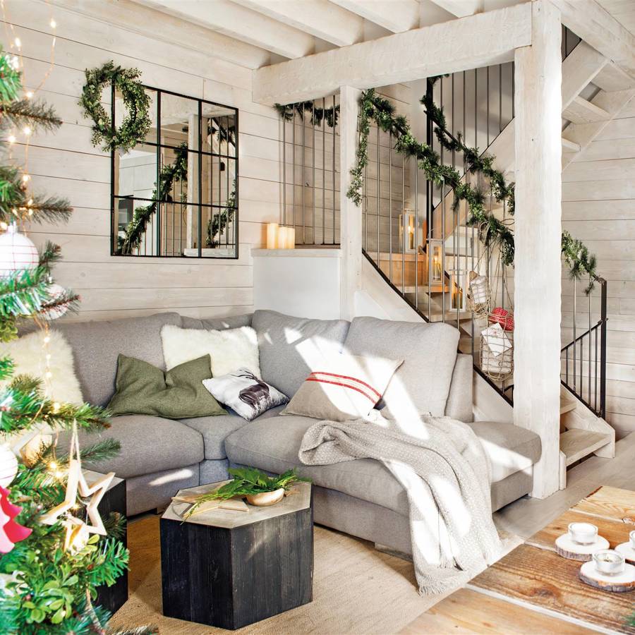  Salón con sofá gris y decoración navideña 