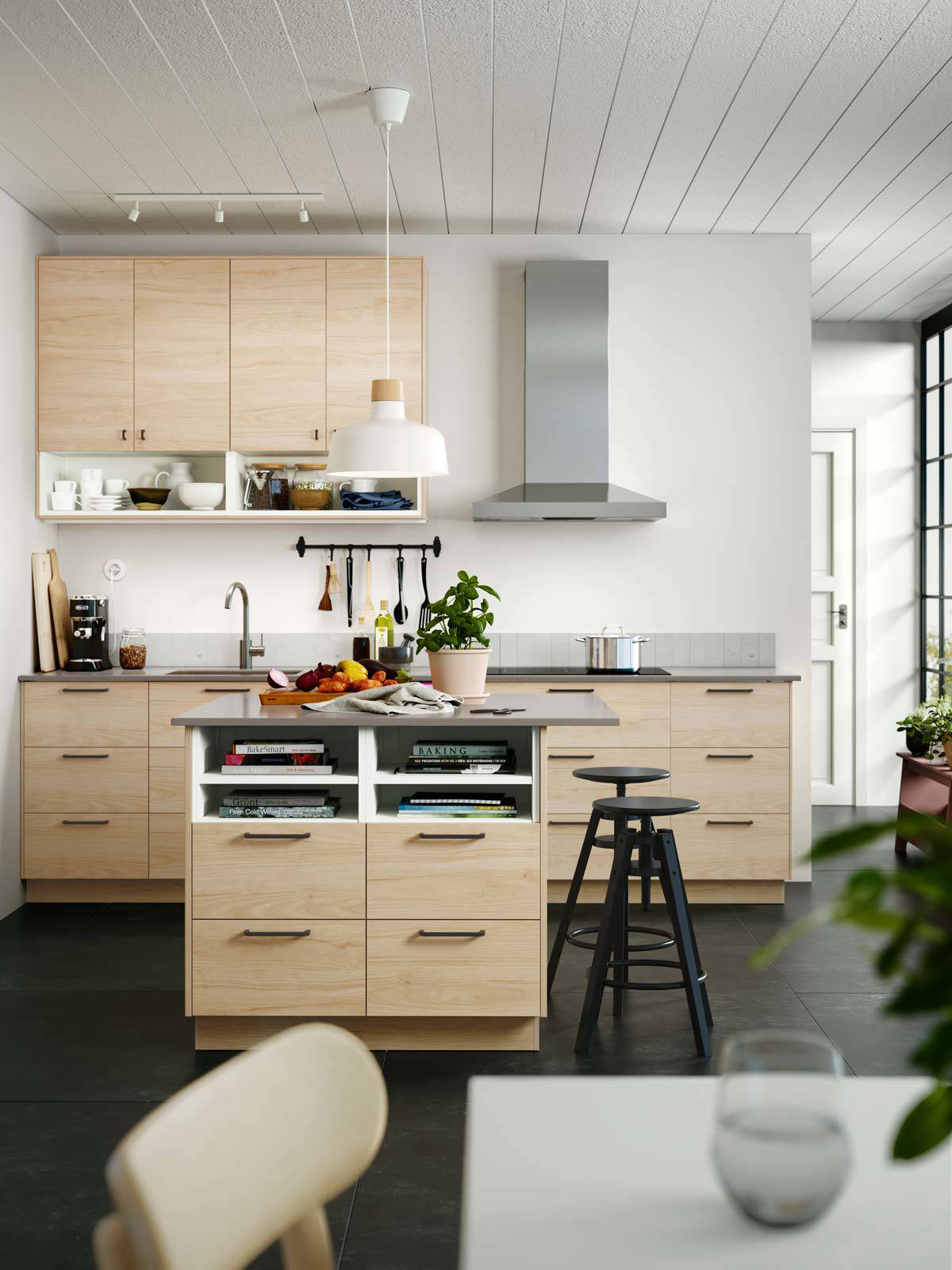 cocina moderna con muebles de madera de Ikea