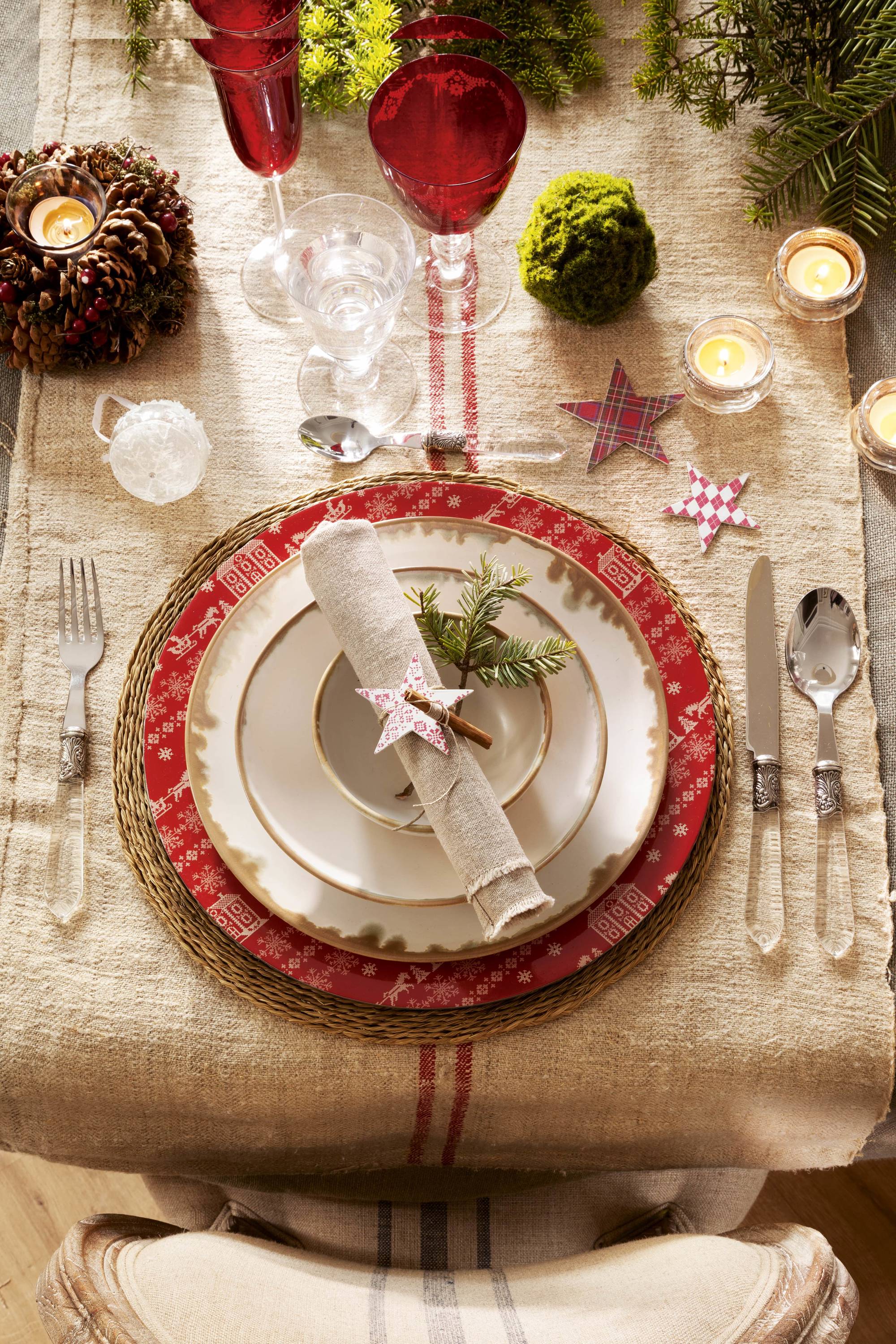 Mesa de comedor con decoración navideña en rojo y beige.