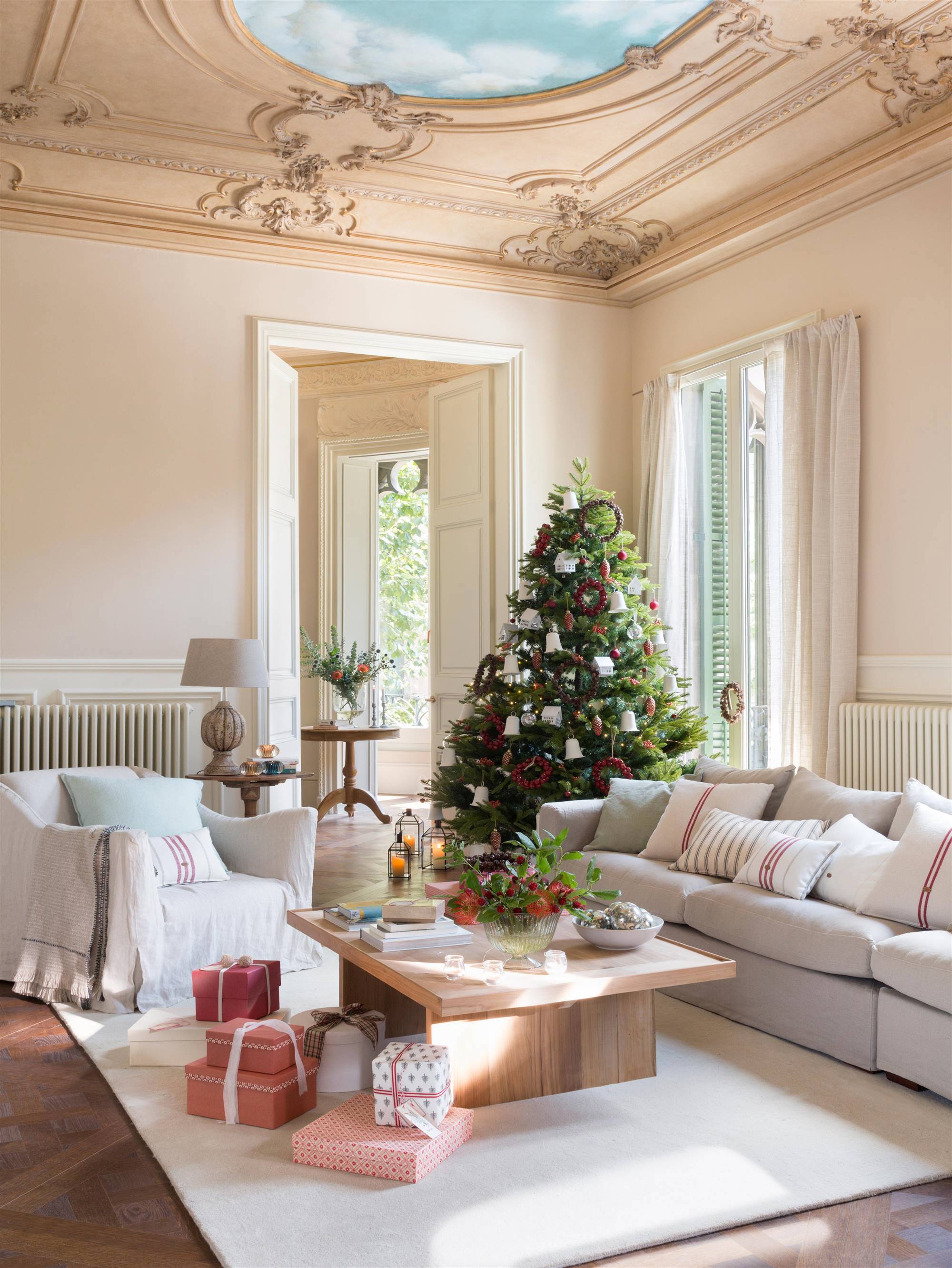 Salón con molduras con árbol de Navidad.