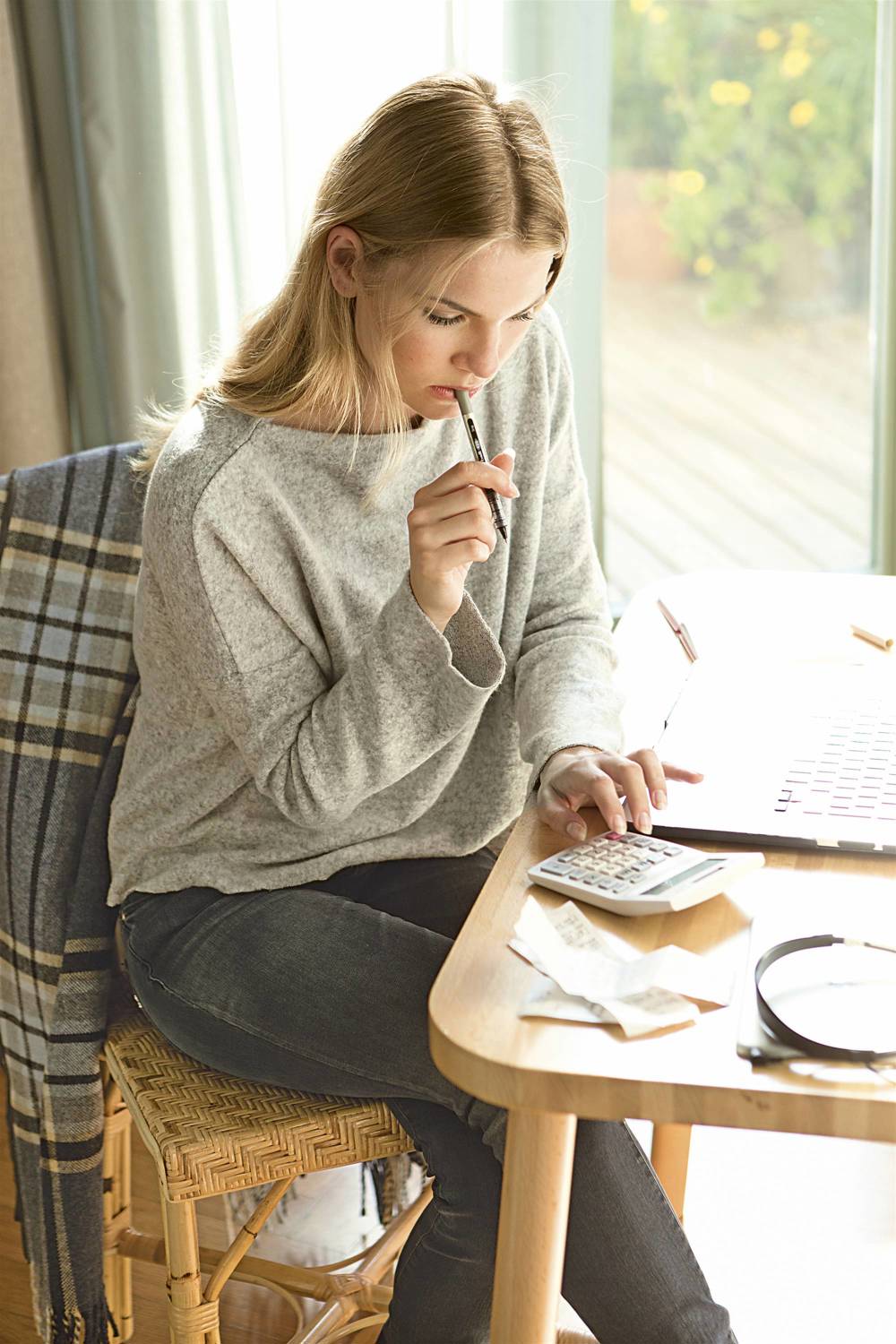 Mujer revisando las facturas en casa