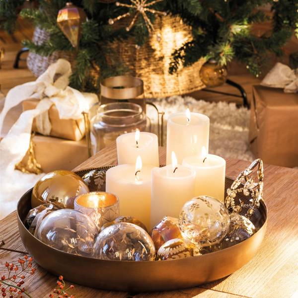 Velas y bolas navideñas en mesa de centro de salón 00515378