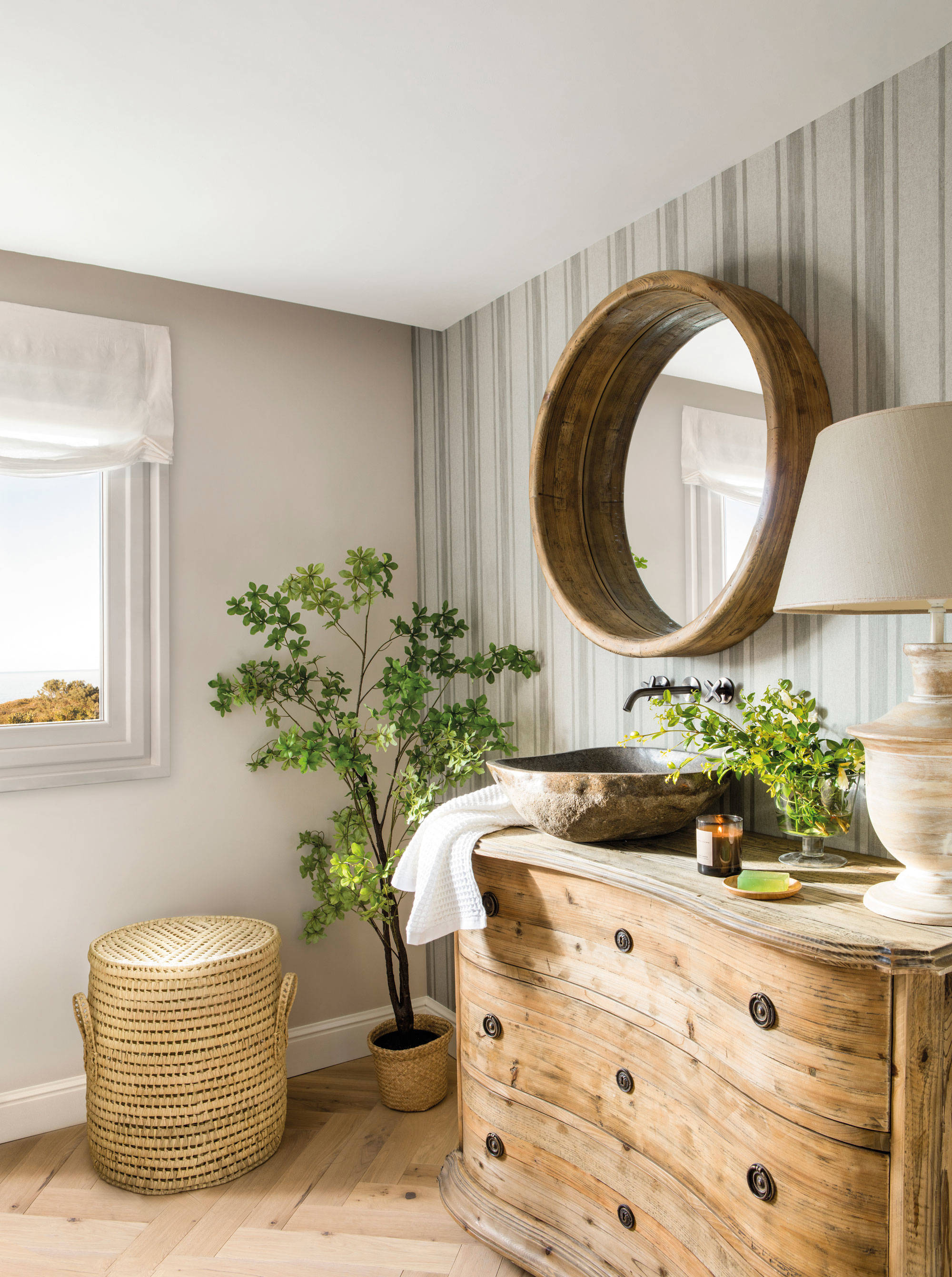 Baño de estilo rústico con mueble de madera y espejo.