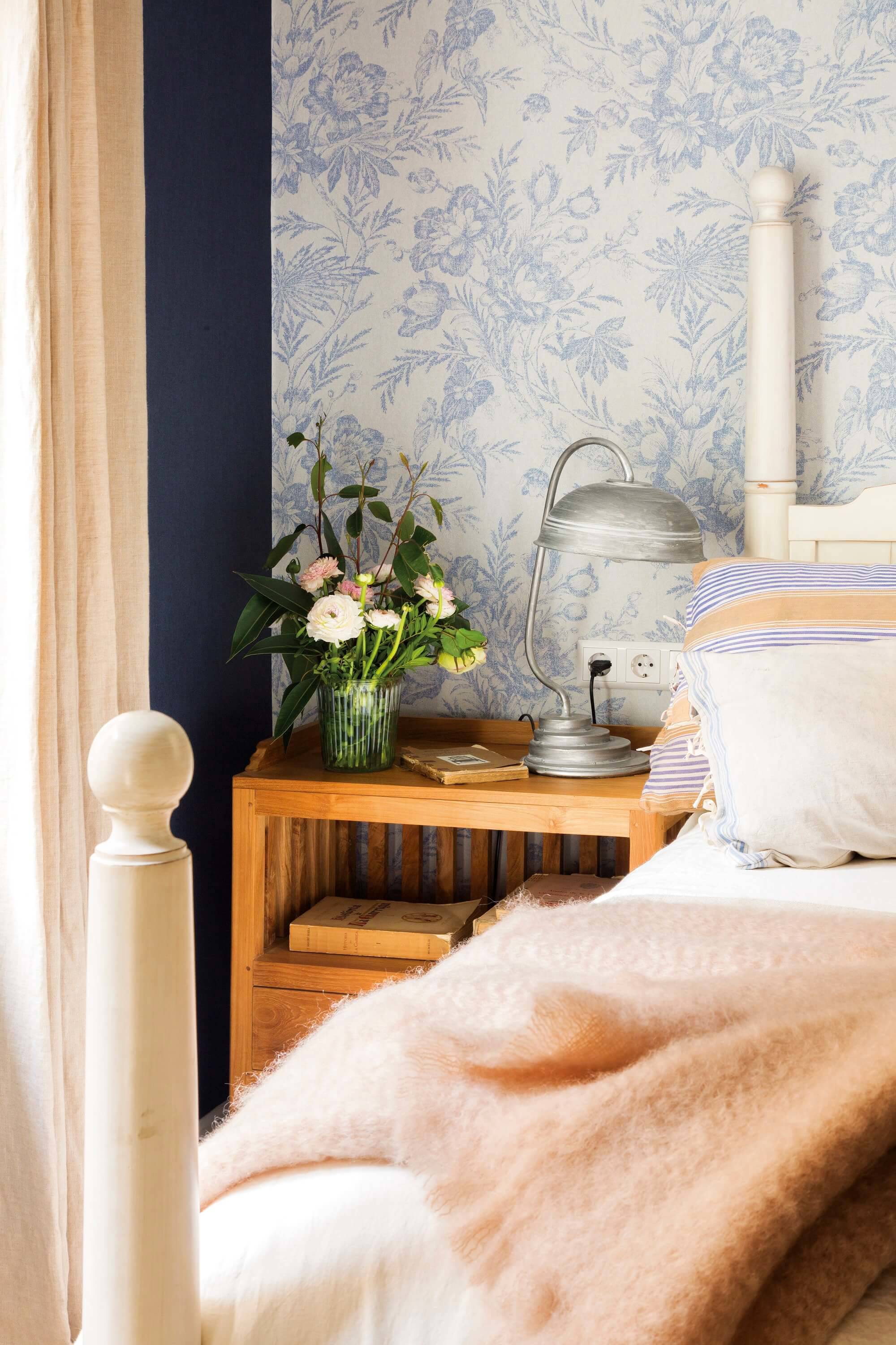 00451599 dormitorio con papel pintado floral azul