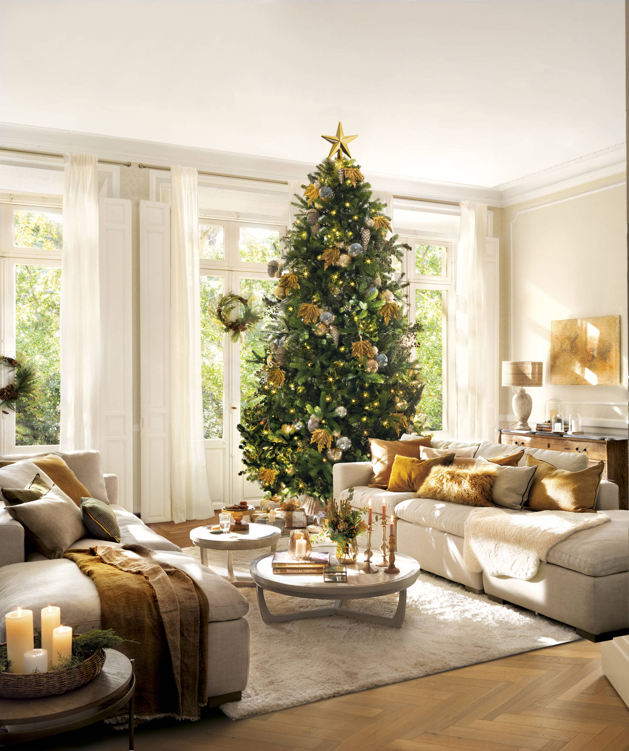Salón clásico con detalles en color mostaza y árbol de Navidad	 	 