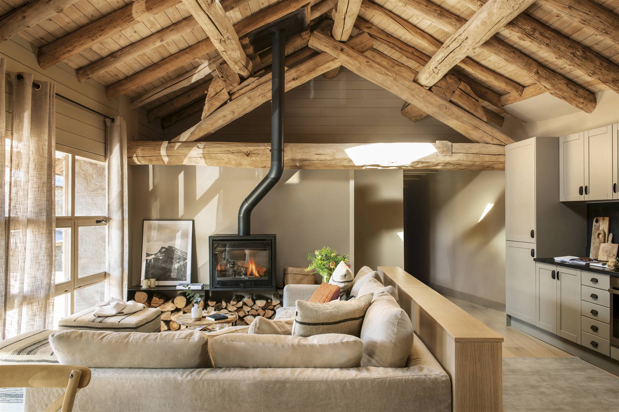 Salón ru´stico con techo abuhardillado de madera