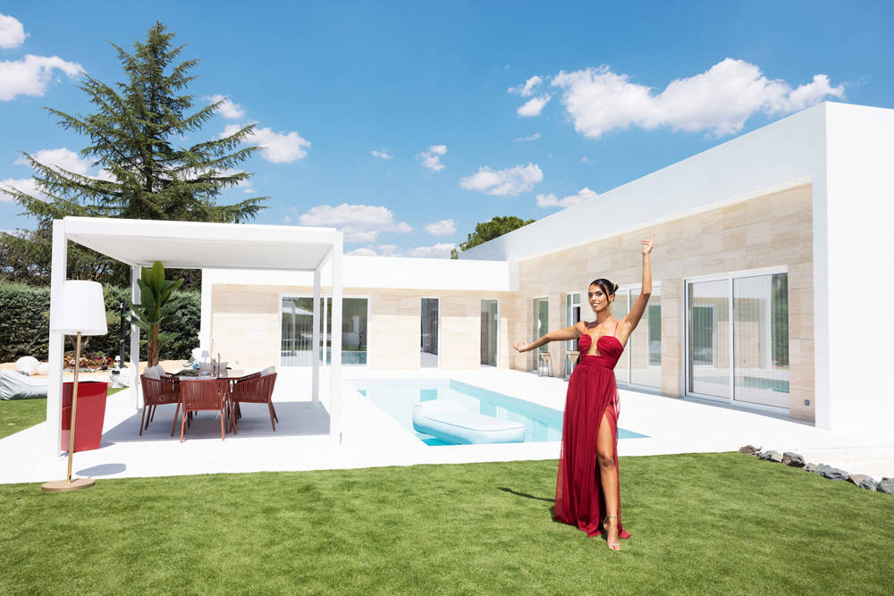 Sofía Suescun en el jardín y la piscina de su casa de Madrid.