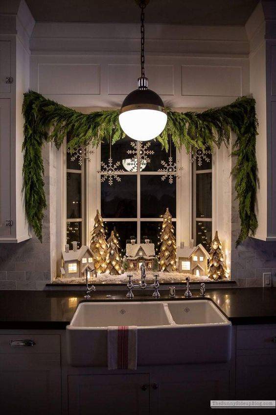 Cocina blanca de noche con detalles de navidad