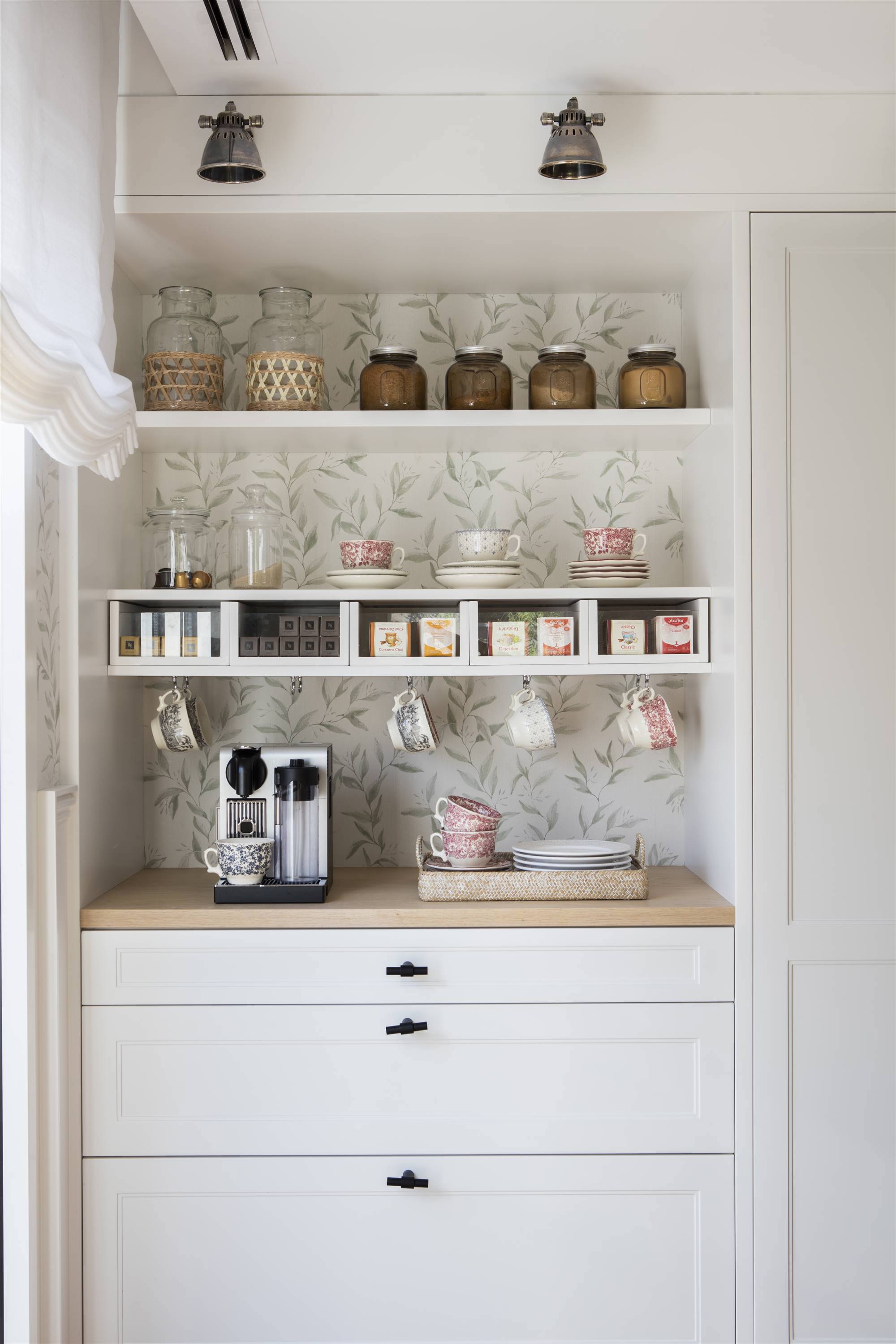 Mueble de cocina blanco con estantes y papel pintado de flores. 